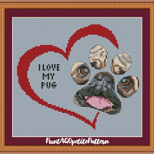 以下が含まれることがあります： 赤いハートに「I LOVE MY PUG」の文字とパグの足跡が描かれたクロスステッチのデザイン。デザインは水色の背景にあり、茶色とブルゴーニュのフレームで額装されています。「PuntAGOpettitePattern」の文字が下部にあります。