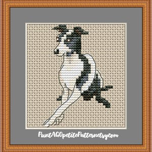 Puede incluir: Un punto de cruz enmarcado de un perro en blanco y negro, con un fondo beige. El perro est&aacute; sentado, con las patas delanteras extendidas. El marco es marr&oacute;n. El texto "PuntAGOpettitePatternetsycom" est&aacute; en la parte inferior.