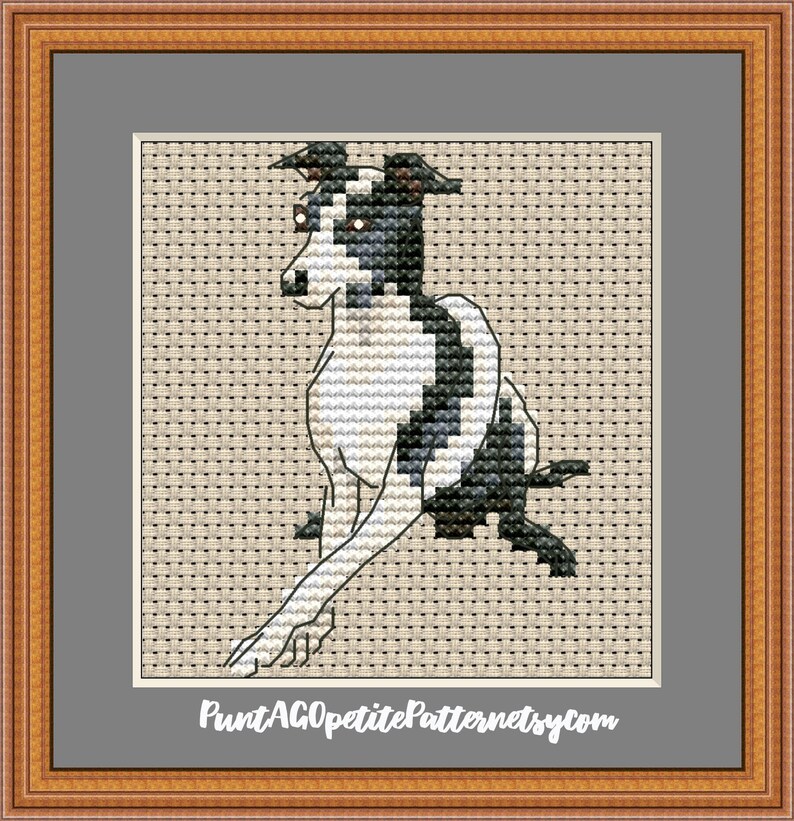 Puede incluir: Un punto de cruz enmarcado de un perro en blanco y negro, con un fondo beige. El perro est&aacute; sentado, con las patas delanteras extendidas. El marco es marr&oacute;n. El texto "PuntAGOpettitePatternetsycom" est&aacute; en la parte inferior.