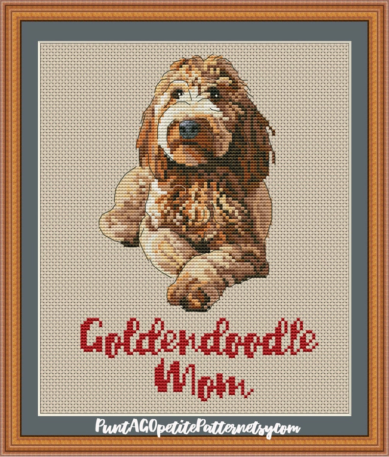 Op de afbeelding: Borduurpatroon van een bruine en witte Golden doodle hond die zit met de tekst "Golden doodle Mom" eronder.