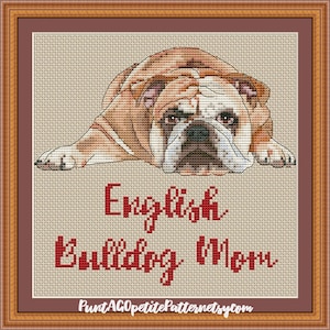 Op de afbeelding: Borduurpatroon van een liggende Engelse Bulldog met de tekst "English Bulldog Mom" in rood.
