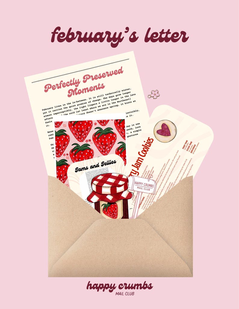 Pu&ograve; includere: Illustrazione rosa con una busta marrone aperta contenente biglietti e un barattolo di marmellata. I biglietti mostrano il testo "Perfectly Preserved Moments" e "Strawberry Jam Cookies". L'immagine include anche il testo "february's letter" e "happy crumbs MAIL CLUB".