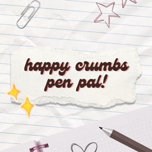 Pu&ograve; includere: Immagine con un quaderno con rilegatura a spirale rosa, una matita e il testo "happy crumbs pen pal!". Lo sfondo include una graffetta, scarabocchi di stelle e cuori, creando un design giocoso a tema cancelleria.