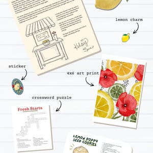 Pu&ograve; includere: Un assortimento di articoli di cancelleria, tra cui una lettera, una stampa artistica, un adesivo, un cruciverba e una ricetta di biscotti. La stampa artistica presenta limoni e papaveri ad acquerello. Il testo "January's letter" e "Happy Crumbs Mail Club" sono visibili.