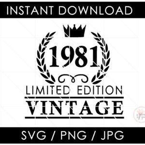 Pode incluir: Design digital em preto e branco com o texto "INSTANT DOWNLOAD" no topo. O design apresenta o ano "1981" dentro de uma coroa de louros, com uma coroa acima e as palavras "LIMITED EDITION VINTAGE" abaixo. Os formatos de arquivo estão listados na parte inferior.