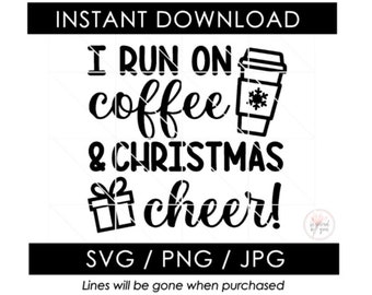 Puede incluir: Diseño digital en blanco y negro con el texto "I RUN ON coffee & CHRISTMAS cheer!". Incluye una taza de café con un copo de nieve y una caja de regalo. Disponible en formatos SVG, PNG y JPG.