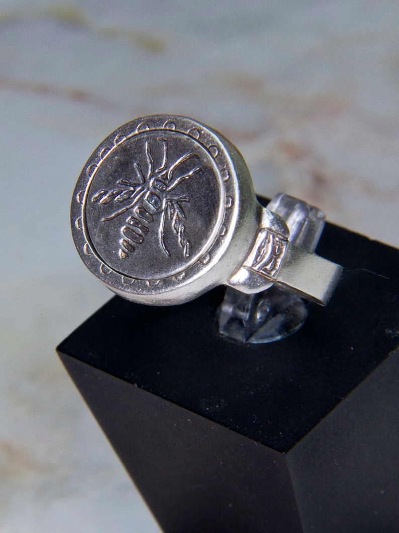 Hornet Ring Animal ring Signet ring Dark Fantasy Jewelry Geraldic ring Praise the sun whatchdogs