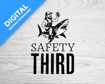 Impressão digital engraçada Safety Third – Cavalgando Tubarão com Cerveja | Arte de Parede Humorística | Download Instantâneo