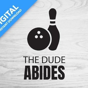 以下が含まれることがあります： ボウリングのボールとピンをフィーチャーした白黒のグラフィックデザインで、「The Dude Abides」というテキストが書かれています。
