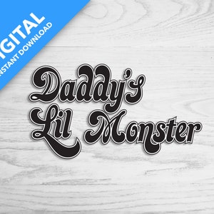 Puede incluir: Diseño gráfico en blanco y negro con el texto "Daddy's Lil Monster" en un estilo de fuente retro.