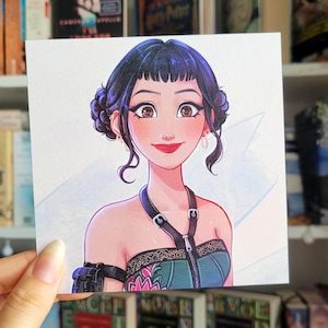 Könnte beinhalten: Quadratischer Kunstdruck mit einer digitalen Illustration einer Frau mit dunklem Haar, das zu Dutt und Pony frisiert ist. Sie trägt ein türkis-rosa Oberteil mit einem schwarzen Geschirr. Das Kunstwerk hat einen weichen, farbenfrohen Stil mit Fokus auf das Gesicht und den Ausdruck der Frau.