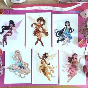 Op de afbeelding: Een set van drie keramische mokken met een gespikkelde, matte afwerking. Elke mok heeft een andere kleur: lichtblauw, crème en grijs. De mokken hebben een eenvoudig, modern ontwerp en een comfortabele handgreep.