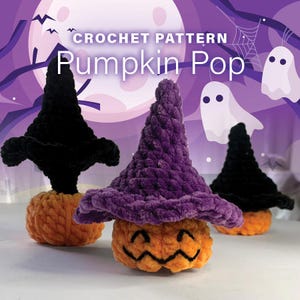Peut inclure: Trois décorations de citrouille en crochet avec des chapeaux de sorcière. Les citrouilles sont orange avec des traits de visage noirs. Une citrouille a un chapeau violet, une autre un chapeau noir et la dernière un chapeau noir à large bord. L'arrière-plan est un dégradé violet et rose avec une lune blanche et des fantômes.
