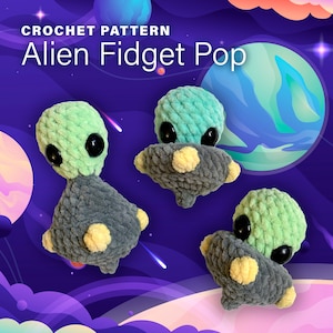 Könnte beinhalten: Häkelmuster für einen Alien-Fidget-Pop. Das Muster enthält drei Aliens in verschiedenen Posen, jedes mit einem grünen Kopf und einem grauen Körper. Die Aliens fliegen im Weltraum mit Sternen und Planeten im Hintergrund.