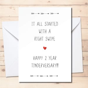 Online dating jubileumkaart, gepersonaliseerde tinderversiekaart, vriend, vriendin, vrouw, echtgenoot. Tinder woordspeling, grappig, romantisch, grappig.