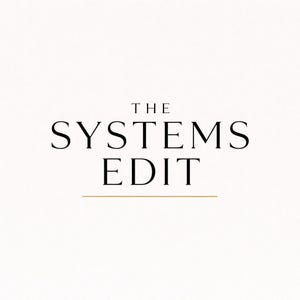 Puede incluir: Las palabras "THE SYSTEMS EDIT" se muestran en una fuente negra y elegante sobre un fondo color crema. Una fina línea dorada subraya la palabra "EDIT". El diseño general es minimalista y limpio.