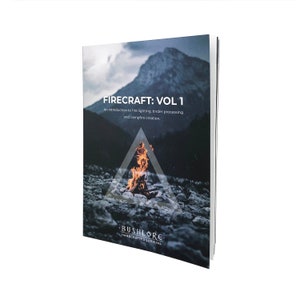 Peut inclure: Une couverture de livre avec un fond bleu foncé représentant une chaîne de montagnes et un feu de camp avec des flammes. Le titre du livre est "FIRECRAFT: VOL 1" et le sous-titre est "An introduction to fire lighting, tinder processing and campfire creation". Le livre est publié par "BUSHLORE HANDCRAFTED SURVIVAL".
