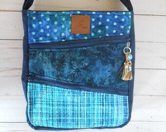 lightweight purse with lots of pockets