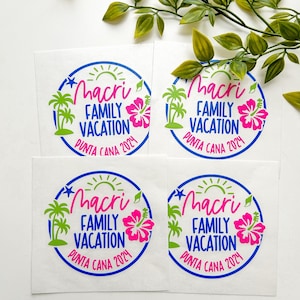 Puede incluir: Cuatro transferencias t&eacute;rmicas blancas cuadradas con un dise&ntilde;o circular de borde azul. El gr&aacute;fico incluye palmeras verdes, un sol verde lima y una flor de hibisco rosa brillante. El texto dice: Macri FAMILY VACATION PUNTA CANA 2024.