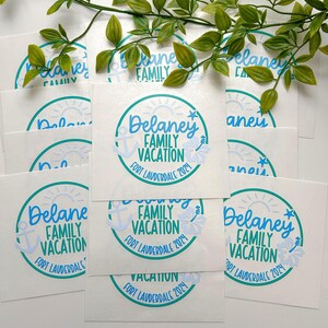 Puede incluir: Una colecci&oacute;n de pegatinas cuadradas blancas con un borde circular de color verde azulado. Dentro del c&iacute;rculo, el texto dice Delaney FAMILY VACATION FORT LAUDERDALE 2024, acompa&ntilde;ado de un ancla azul claro, una flor de hibisco y un sol.