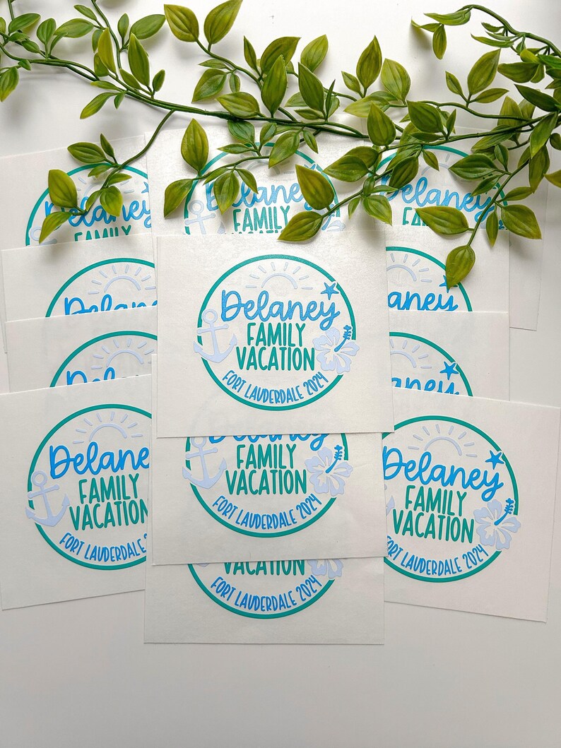 Puede incluir: Una colecci&oacute;n de pegatinas cuadradas blancas con un borde circular de color verde azulado. Dentro del c&iacute;rculo, el texto dice Delaney FAMILY VACATION FORT LAUDERDALE 2024, acompa&ntilde;ado de un ancla azul claro, una flor de hibisco y un sol.