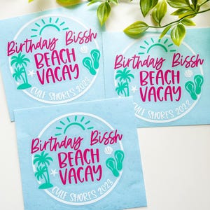 Puede incluir: Tres servilletas cuadradas de color azul claro con un gr&aacute;fico circular que incluye un sol, palmeras y chanclas de color turquesa. El texto "Birthday Bissh BEACH VACAY GULF SHORES 2023" aparece en letras rosas y turquesas con un icono de concha.