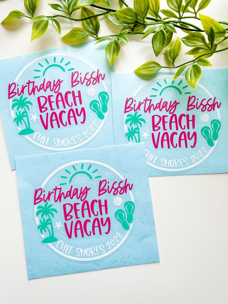 Puede incluir: Tres servilletas cuadradas de color azul claro con un gr&aacute;fico circular que incluye un sol, palmeras y chanclas de color turquesa. El texto "Birthday Bissh BEACH VACAY GULF SHORES 2023" aparece en letras rosas y turquesas con un icono de concha.