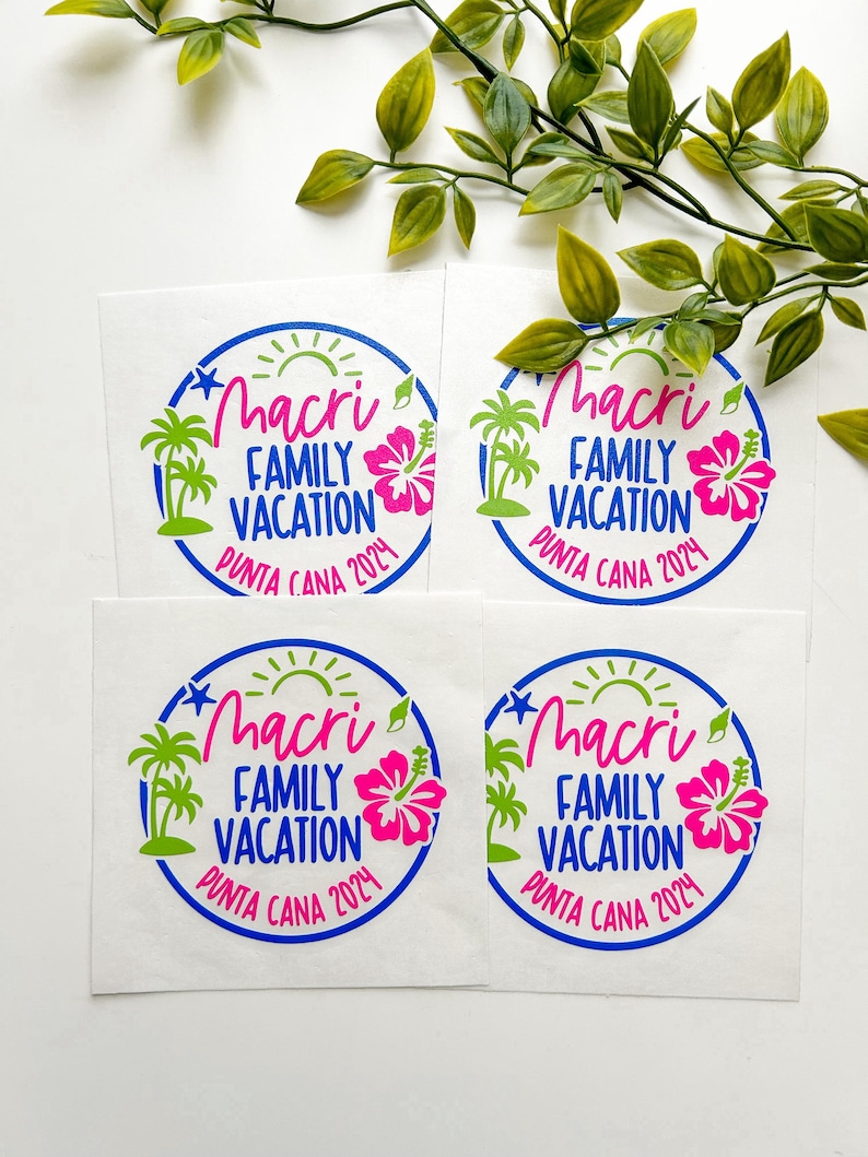Puede incluir: Cuatro transferencias t&eacute;rmicas blancas cuadradas con un dise&ntilde;o circular de borde azul. El gr&aacute;fico incluye palmeras verdes, un sol verde lima y una flor de hibisco rosa brillante. El texto dice: Macri FAMILY VACATION PUNTA CANA 2024.