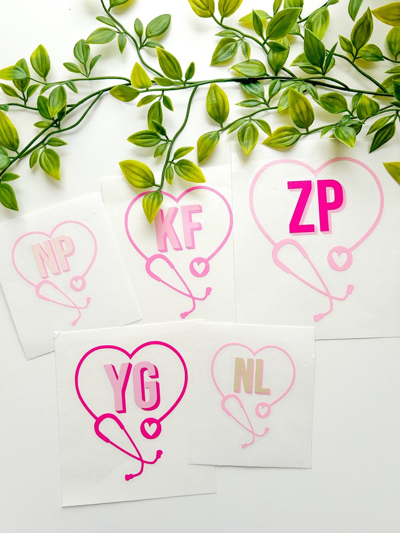 Peut inclure: Cinq autocollants blancs avec des c&oelig;urs roses et des st&eacute;thoscopes roses. Chaque autocollant a un ensemble diff&eacute;rent d'initiales en lettres roses&nbsp;: NP, KF, ZP, YG et NL.