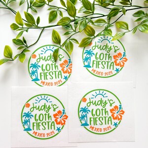 Puede incluir: Cuatro pegatinas cuadradas blancas con un borde circular verde, un sol azul, palmeras, una flor de hibisco naranja y una concha. El texto dice Judy's 60th FIESTA MEXICO 2023 en letras verdes y naranjas, con un dise&ntilde;o de estilo tropical.