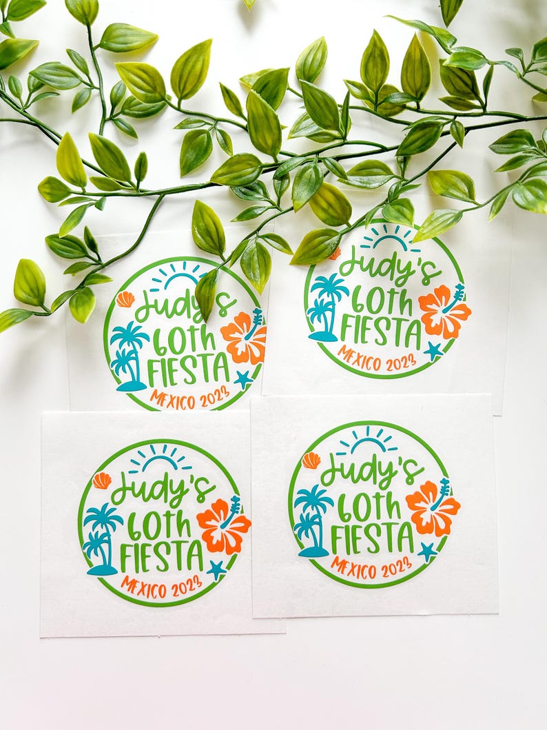 Puede incluir: Cuatro pegatinas cuadradas blancas con un borde circular verde, un sol azul, palmeras, una flor de hibisco naranja y una concha. El texto dice Judy's 60th FIESTA MEXICO 2023 en letras verdes y naranjas, con un dise&ntilde;o de estilo tropical.