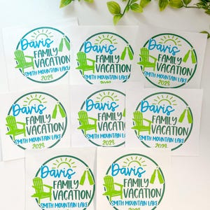 Puede incluir: Ocho pegatinas cuadradas blancas con un logotipo circular verde. El dise&ntilde;o incluye una silla Adirondack de color verde lima, un icono de sol y dos botellas verdes. El texto dice: Davis FAMILY VACATION SMITH MOUNTAIN LAKE 2023 en azul y verde.