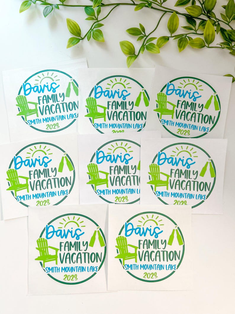 Puede incluir: Ocho pegatinas cuadradas blancas con un logotipo circular verde. El dise&ntilde;o incluye una silla Adirondack de color verde lima, un icono de sol y dos botellas verdes. El texto dice: Davis FAMILY VACATION SMITH MOUNTAIN LAKE 2023 en azul y verde.