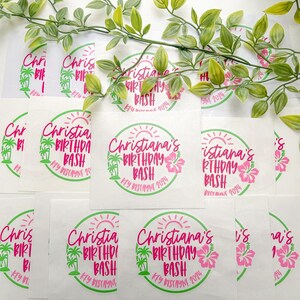 Puede incluir: Una colecci&oacute;n de pegatinas cuadradas blancas con un borde circular verde, un sol rosa, palmeras y una flor de hibisco. El texto dice Christiana's BIRTHDAY BASH KEY BISCAYNE 2024 en letras rosas, dispuesto en un dise&ntilde;o gr&aacute;fico tropical.