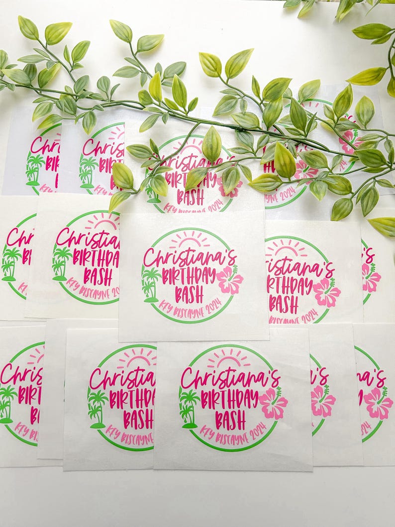 Puede incluir: Una colecci&oacute;n de pegatinas cuadradas blancas con un borde circular verde, un sol rosa, palmeras y una flor de hibisco. El texto dice Christiana's BIRTHDAY BASH KEY BISCAYNE 2024 en letras rosas, dispuesto en un dise&ntilde;o gr&aacute;fico tropical.