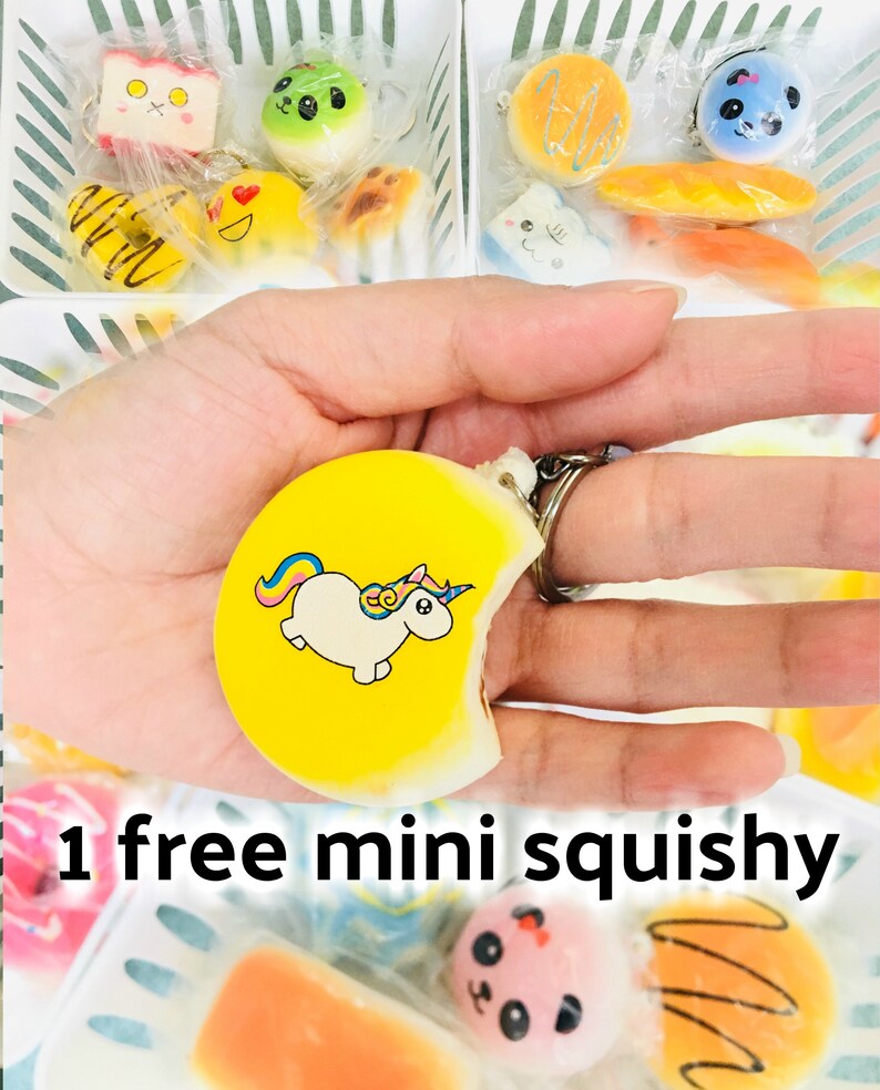 Puede incluir: Una colecci&oacute;n de mini squishies coloridos, que incluye un llavero de unicornio amarillo y varios juguetes con forma de comida. La imagen incluye el texto "1 free mini squishy".