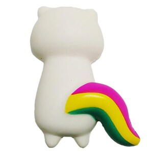 Puede incluir: Figura de gato blanco de estilo caricatura con una cola colorida. La cola presenta rayas rosas, amarillas y verdes. El gato se ve desde atr&aacute;s, mostrando su cuerpo redondeado y peque&ntilde;as patas.