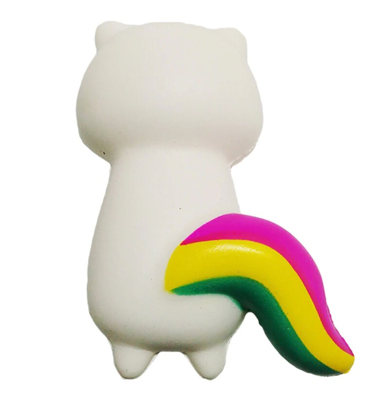 Puede incluir: Figura de gato blanco de estilo caricatura con una cola colorida. La cola presenta rayas rosas, amarillas y verdes. El gato se ve desde atr&aacute;s, mostrando su cuerpo redondeado y peque&ntilde;as patas.