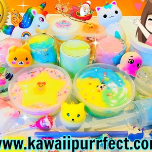 Peut inclure: Une variété de slime coloré dans des contenants, y compris une licorne, un panda, un chat et une pieuvre. Le slime est décoré de paillettes, de pépites et d'autres embellissements. L'image comprend également une sucette, un stylo et un jouet licorne. Le texte "www.kawaiipurrfect.com" est visible en bas de l'image.