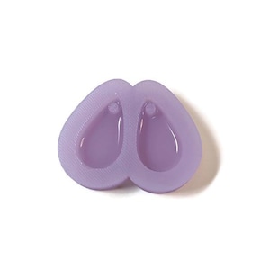 Könnte beinhalten: Eine violette Silikonform zum Herstellen von tropfenförmigen Ohrringen.