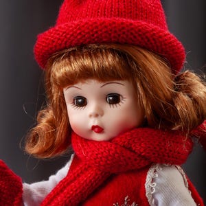 Wendy Builds a Snowman #39925 8-inch winterthema Madame Alexander-pop met label en gebreide accessoires, pluche sneeuwpop, GEEN doos