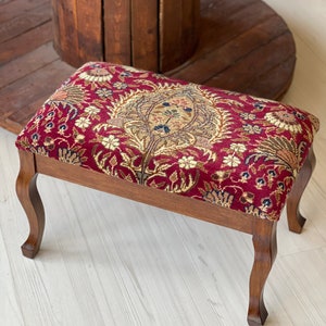 Taburete de alfombra vintage / reposapiés / Taburete de madera de haya / Muebles vintage / Silla otomana / Silla de alfombra / Mesa de centro otomana