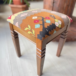 Tabouret Kilim, chaise fabriquée à la main, tabouret en bois de hêtre, meubles vintage, chaise ottomane, Kilim Chiar