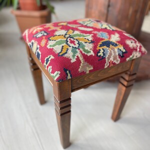Tabouret Kilim, chaise fabriquée à la main, tabouret en bois de hêtre, meubles vintage, chaise ottomane, Kilim Chiar