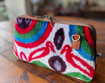 Bolso bandolera tipo clutch de terciopelo ikat tejido a mano con correa de cuero