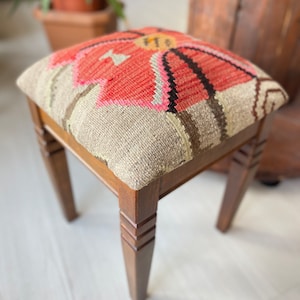 Tabouret Kilim, chaise fabriquée à la main, tabouret en bois de hêtre, meubles vintage, chaise ottomane, Kilim Chiar