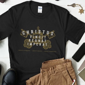 Christus Vincit Catholic Men's T-Shirt - Christ Conquers Christ Reigns Christ Commands - Traditional Catholic Men Gifts - TLM Latin Mass Tee