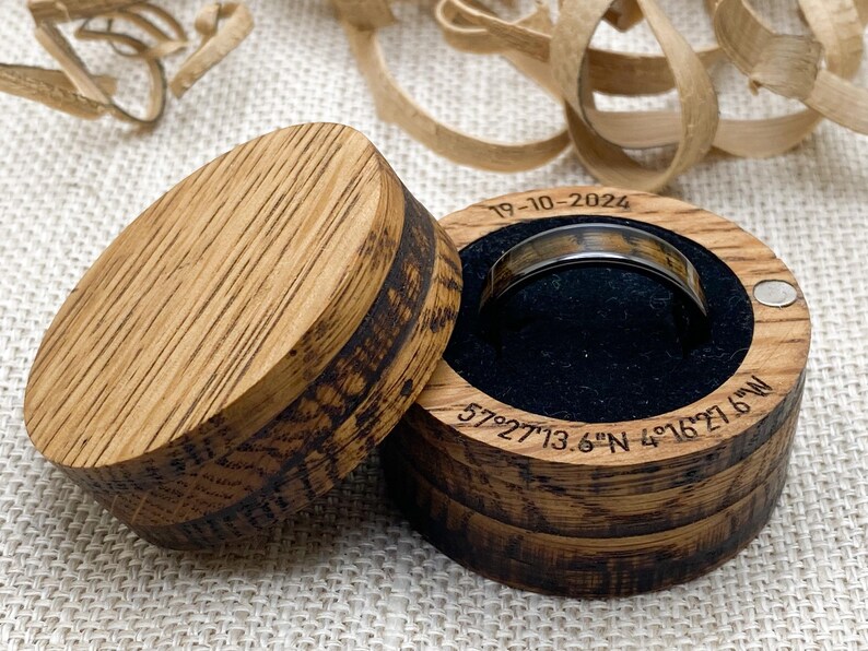 Lagavulin Buffalo Trace y más, Anillo de boda de madera de carburo de titanio negro descentrado de 8 mm, Anillo de whisky, Alianza de boda única para hombre, Anillo unisex imagen 5