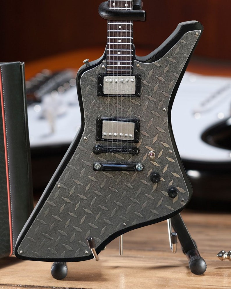 Mini Guitarra Réplica James Hetfield A Escala 1:4 – Modelo De Madera Con Funda, Trípode Y Caja, Coleccionable Para Fans Del Rock