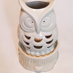 Stary ceramiczny świecznik w kształcie sowy, sowa na pniu drzewa